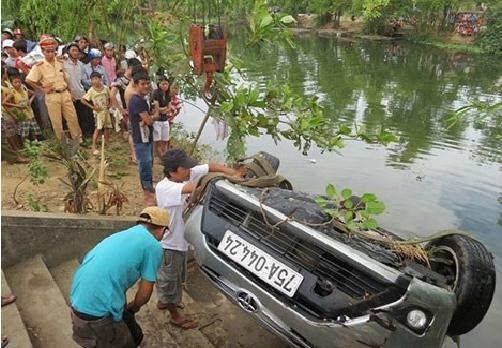 Nữ tài xế lao xe xuống sông, 4 người thoát chết
